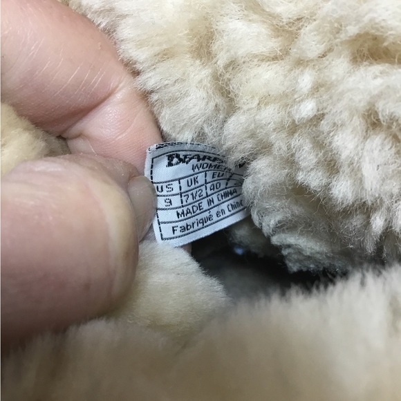 BearPaw Emma Short Suede Sheepskin Slip On Boots Size 9 EUC - Picture 8 of 8